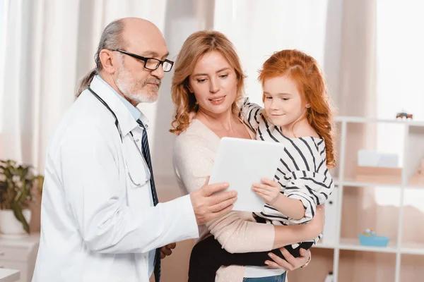 Experienced Family Doctor Providing Care in Mesa